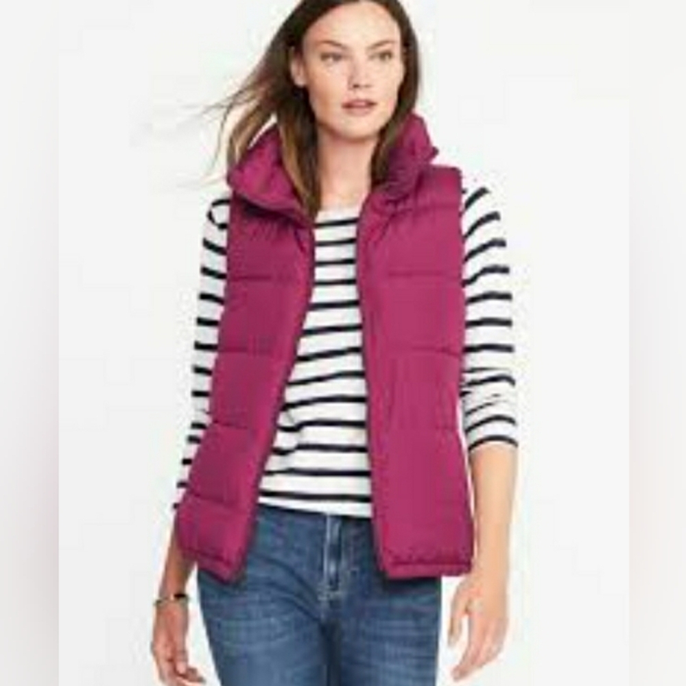 Old Navy Womens Berries Galore Puffer Vest, Size M